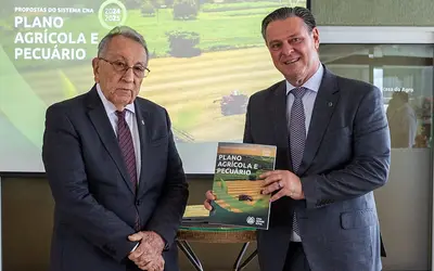 Presidente da Confederação da Agricultura e Pecuária do Brasil (CNA), João Martins, entregou, na quarta (24), ao ministro da Agricultura, Carlos Fávaro, o documento com as propostas da entidade para o Plano Agrícola e Pecuário (PAP) 2024/2025. Foto: CNA/Divulgação