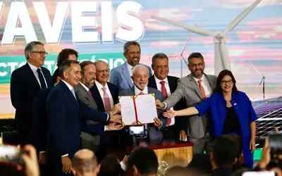 O presidente da República, Luiz Inácio Lula da Silva. o ministro Waldez Góes, governadores e ministros de outras Pastas durante cerimônia da MP: ".Essa é missão que me foi confiada pelo presidente Lula. E tenho certeza de que o rumo certo para o nosso país. Fé no Brasil, fé no presidente Lula. Viva o Amapá, viva a Amazônia”. (Foto: Márcio Pinheiro/MIDR)