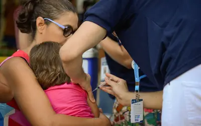 Crianças menores de 9 anos devem tomar duas doses da vacina - Foto: Tomaz Silva/Agência Brasil