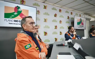 Ministro Waldez Góes, em reunião com o governador Eduardo Leite, e prefeitos: "O Governo Federal segue com toda a atenção voltada para o Rio Grande do Sul Faremos o possível para recuperar da maneira mais eficaz possível". Os trabalhos serão ininterruptos (Foto: Lucas Leffa/Secom/PR)