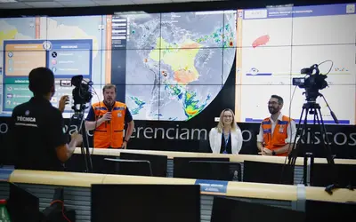 Durante a coletiva, o diretor do Cenad, Armin Braun, alertou para os cuidados que podem ajudar a diminuir os impactos das fortes chuvas. (Márcio Pinheiro/MIDR)