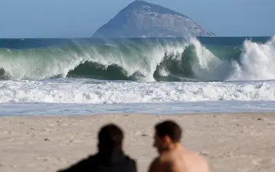 Ressaca no mar traz ondas grandes à praia do Rio de Janeiro. Foto: Fernando Frazão/Agência Brasil