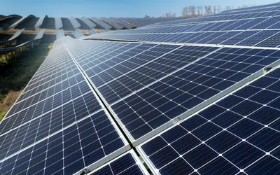 Energia solar se expande e preserva o meio ambiente Foto: Freepik Energia solar se expande e preserva o meio ambiente Foto: Freepik