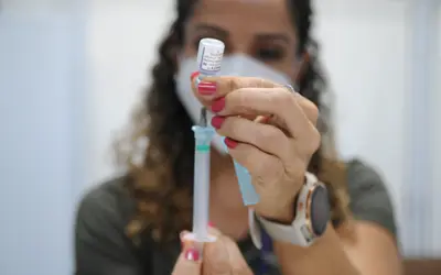 Vacinação em massa contra a Covid-19  ajudou a reduzir os números de casos e mortes pela doença Foto: Reprodução Lúcio Bernardo/Agência Brasília 