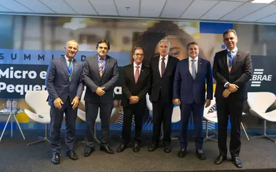Deputado Helder Salomão; deputado Domingos Sávio; diretor-presidente do Sebrae, Décio Lima; presidente da CACB, Alfredo Cotait Neto; Senador Efraim Filho; e presidente da Unecs, Leonardo Severini - Foto: Daniel Fagundes/Trilux
