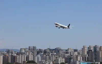 Transporte aéreo pressionou setor de transportes, que recuou 1,4% em novembro - Foto: Rovena Rosa/Agência Brasil