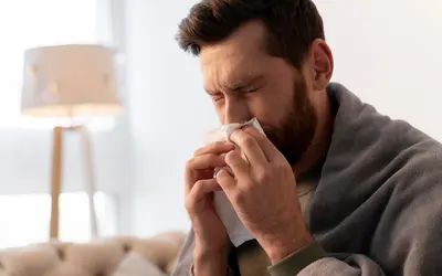 Febre, dor de garganta, tosse, dor no corpo e de cabeça são alguns dos sintomas da gripe - Foto: Freepik
